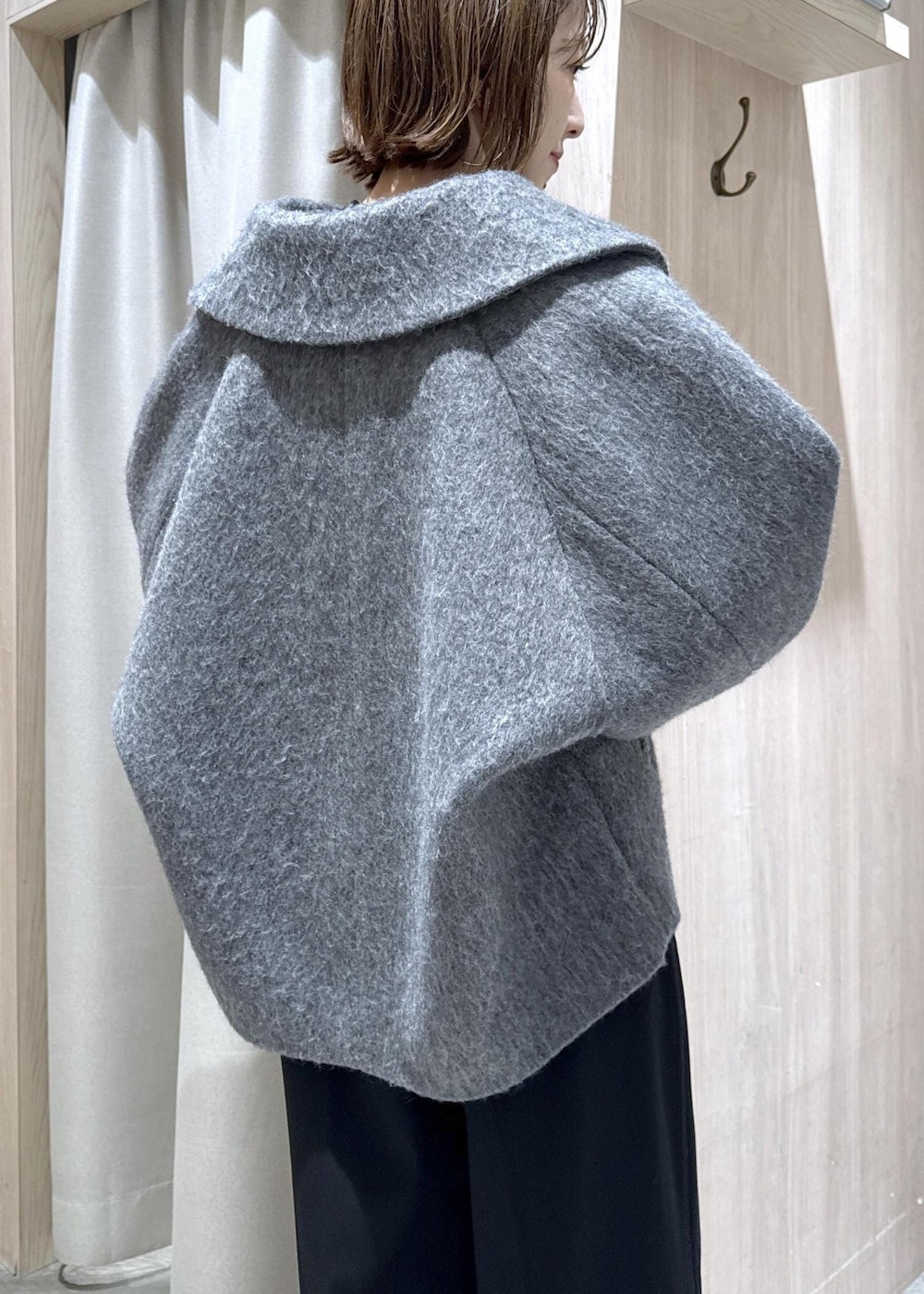 ブラック系のトートバッグ、グレー系のブルゾン、ブラック系のその他パンツを着用したレディースの秋コーディネートの5枚目の写真