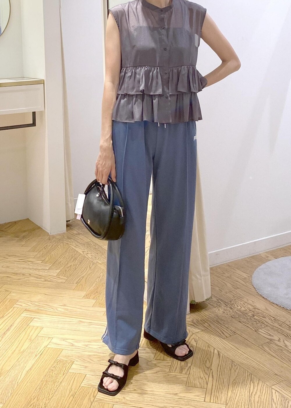 ブラック系のサンダル、ブラック系のキャミソール、グレー系のシャツ/ブラウスを着用したレディースの夏コーディネートの6枚目の写真