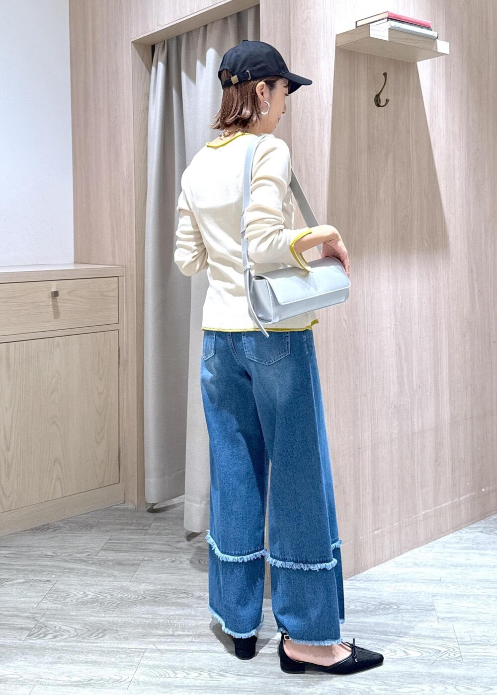 ブラック系のキャミソール、シルバー系のショルダーバッグ、ブラック系のパンプスを着用したレディースの秋コーディネートの3枚目の写真