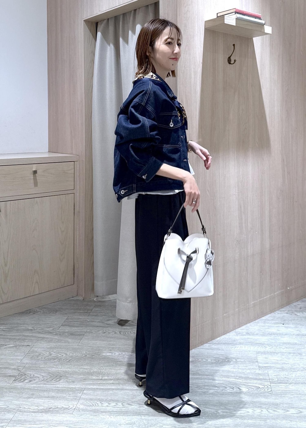 ブルー系のその他パンツ、ブルー系のデニムジャケット、ホワイト系のニット/セーターを着用したレディースの冬コーディネートの5枚目の写真