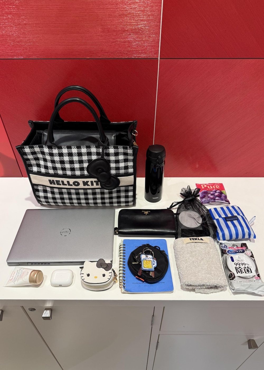 ブルー系のテーラードジャケット、ブルー系のシャツ/ブラウス、ベージュ系のその他パンツを着用したレディースの冬コーディネートの10枚目の写真