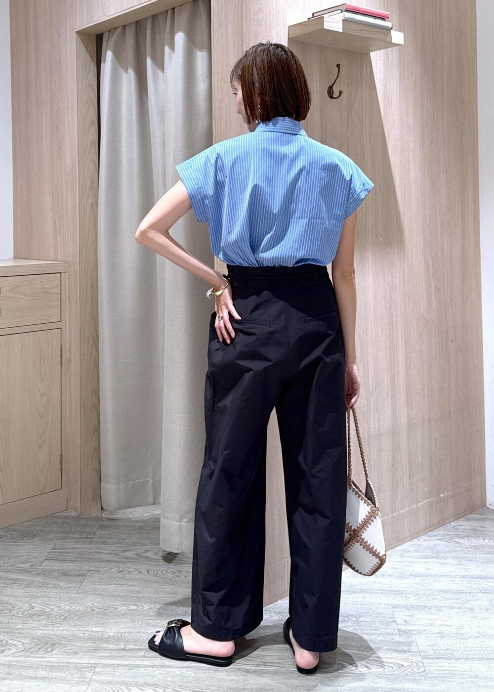 ブラック系のサンダル、ブラック系のキャミソール、ブルー系のシャツ/ブラウスを着用したレディースの夏コーディネートの3枚目の写真