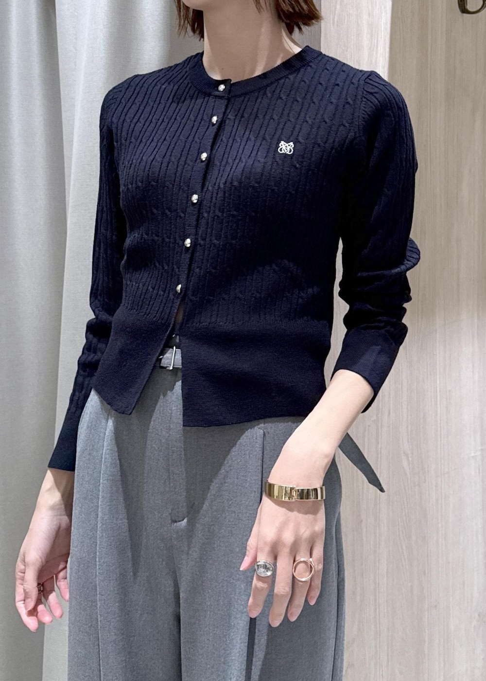 ブラック系のハンドバッグ、ブラック系のテーラードジャケット、グレー系のその他パンツを着用したレディースの冬コーディネートの5枚目の写真