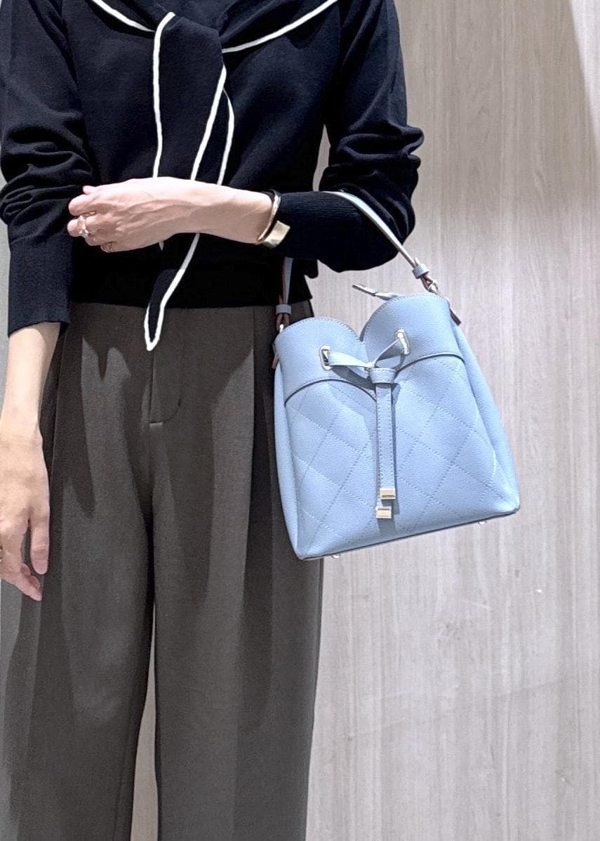 グリーン系のその他パンツ、ブラック系のパンプス、ブルー系のショルダーバッグを着用したレディースの秋コーディネートの5枚目の写真