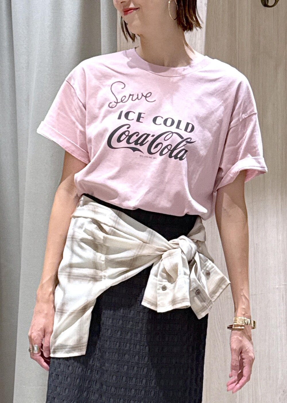 シルバー系のハンドバッグ、ベージュ系のシャツ/ブラウス、グレー系のスカートを着用したレディースの夏コーディネートの8枚目の写真