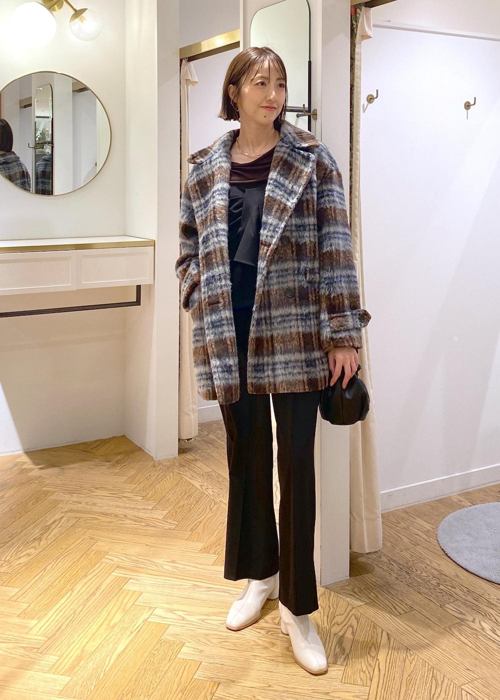 「大人シンプル、きれいめシンプル、きれいめカジュアル、楽ちんコーデ、サロペットコーデ、アウター、羽織り、pコート、チェック柄、ショートブーツ、お出かけ、高身長コーディネート、アラフォー、初冬コーデ、冬コーデ」｜「VISのチェーン付きワンハンドルバッグ（ハンドバッグ、ブラック系）」を使った、eric08さん（レディース・166cm）の冬コーディネートの5枚目の写真