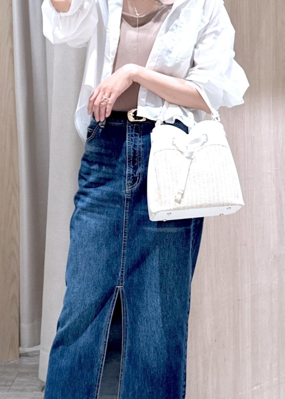 ブルー系のデニムスカート、ベージュ系のキャミソール、ブラック系のサンダルを着用したレディースの夏コーディネートの5枚目の写真