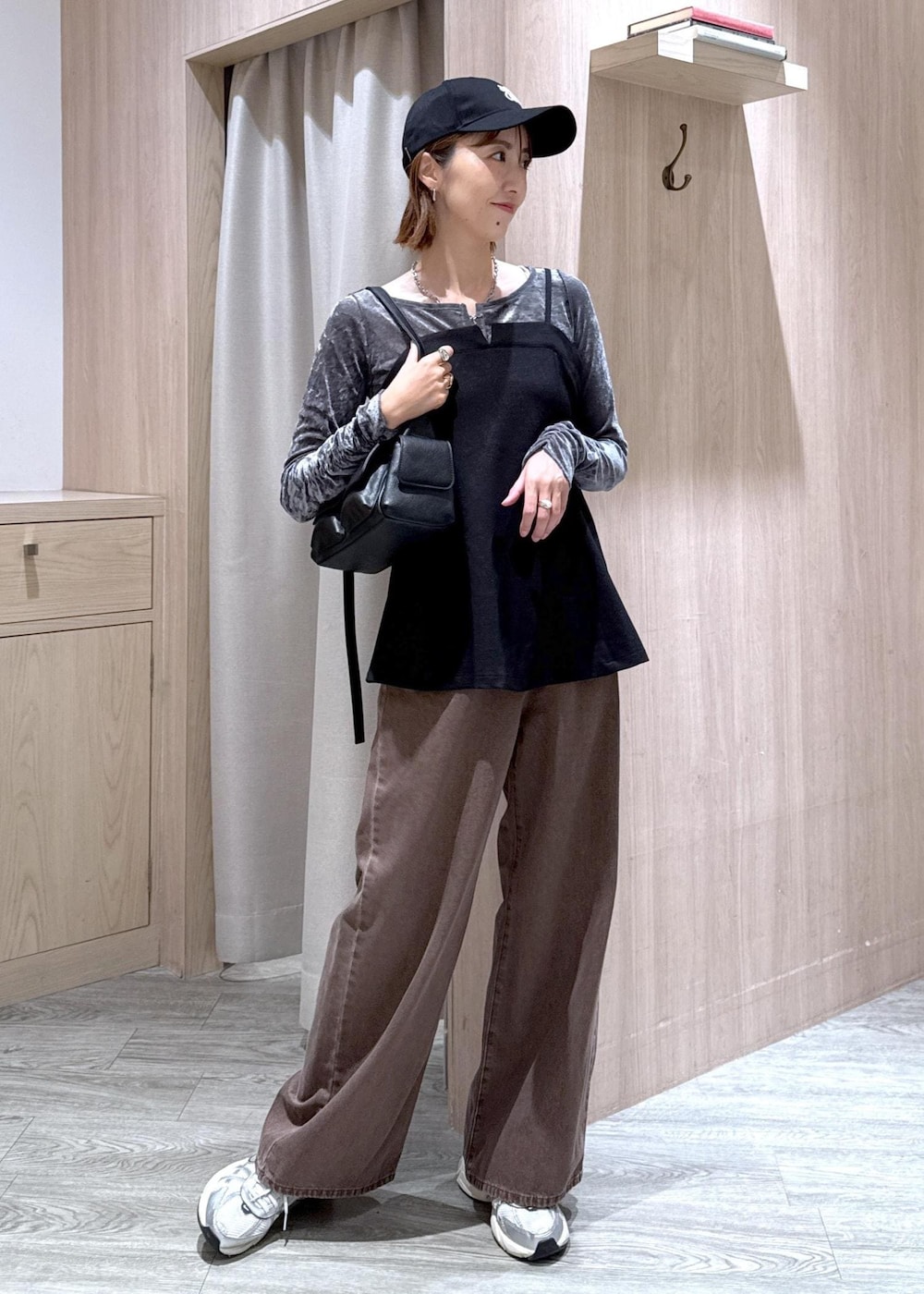 ブラック系のキャミソール、ブラック系のショルダーバッグ、グレー系のカーディガン/ボレロを着用したレディースの秋コーディネートの10枚目の写真
