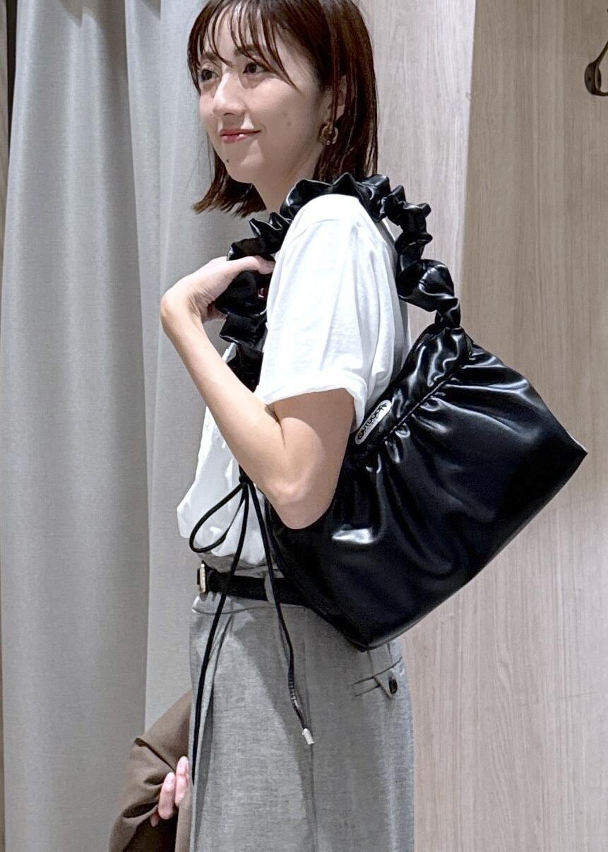 グレー系のその他パンツ、グリーン系のテーラードジャケット、ブラック系のパンプスを着用したレディースの夏コーディネートの5枚目の写真
