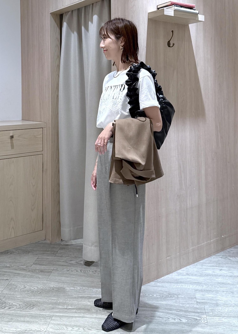 グレー系のその他パンツ、グリーン系のテーラードジャケット、ブラック系のパンプスを着用したレディースの夏コーディネートの2枚目の写真