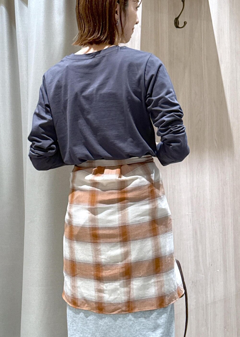 グレー系のスカート、ベージュ系のシャツ/ブラウス、グレー系のTシャツ/カットソーを着用したレディースの秋コーディネートの8枚目の写真