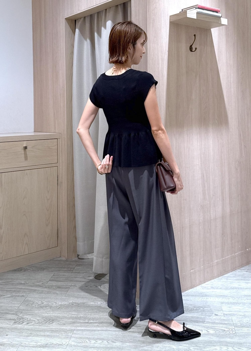 ブラウン系のショルダーバッグ、ベージュ系のキャミソール、ブラック系のパンプスを着用したレディースの夏コーディネートの4枚目の写真