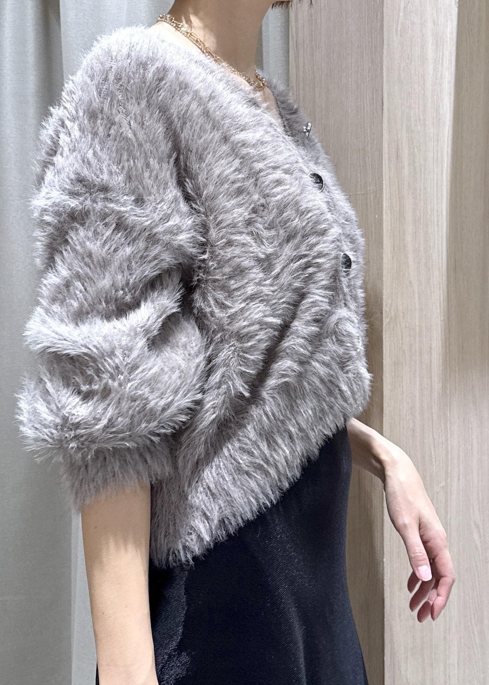 グレー系のカーディガン/ボレロ、グレー系のその他アウター、ブラック系のブーツを着用したレディースの秋コーディネートの4枚目の写真