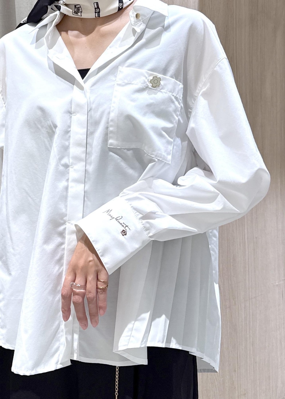 ブラック系のその他パンツ、シルバー系のパンプス、ホワイト系のシャツ/ブラウスを着用したレディースの秋コーディネートの9枚目の写真