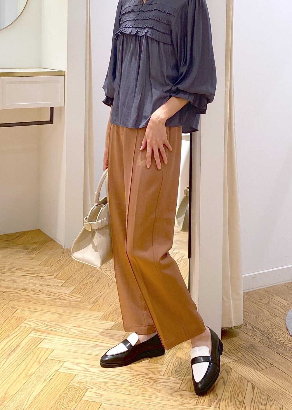 ブラック系のローファー、グレー系のシャツ/ブラウス、イエロー系のスラックスを着用したレディースの秋コーディネートの4枚目の写真