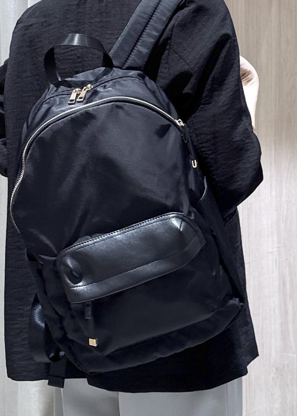 ホワイト系のTシャツ/カットソー、ブラック系のパンプス、ブラック系のバックパック/リュックを着用したレディースの春コーディネートの6枚目の写真