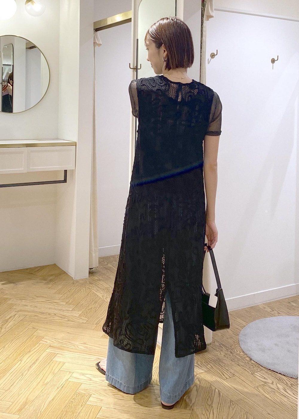 ブラック系のキャミソール、ブラック系のサンダル、ブラック系のハンドバッグを着用したレディースの夏コーディネートの3枚目の写真