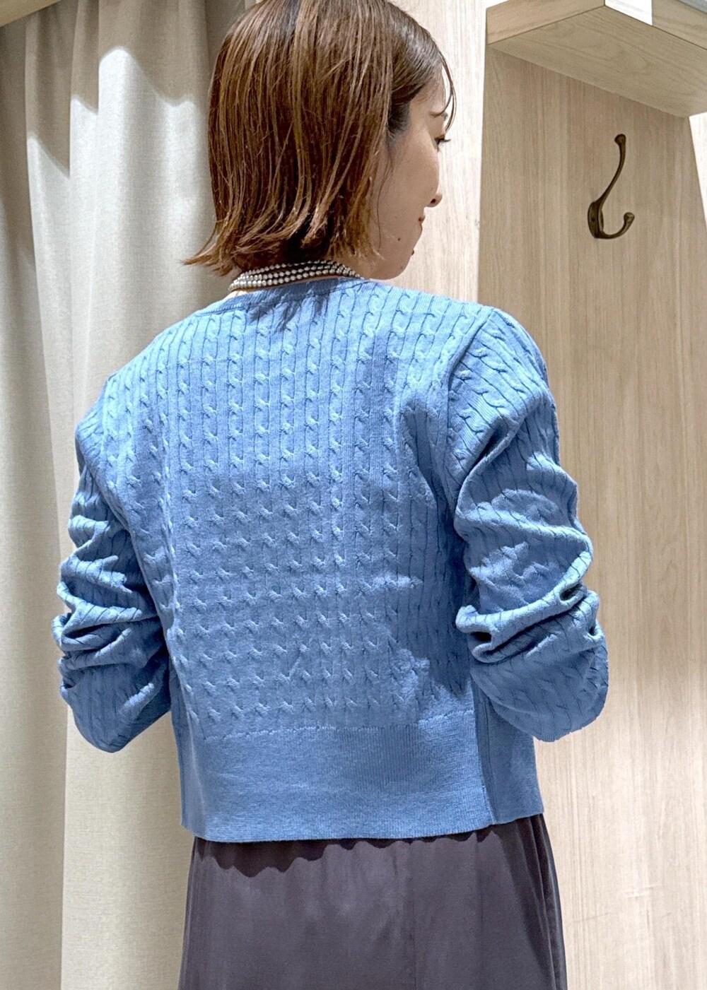 ブラック系のショルダーバッグ、グレー系のスカート、ブルー系のカーディガン/ボレロを着用したレディースの秋コーディネートの9枚目の写真