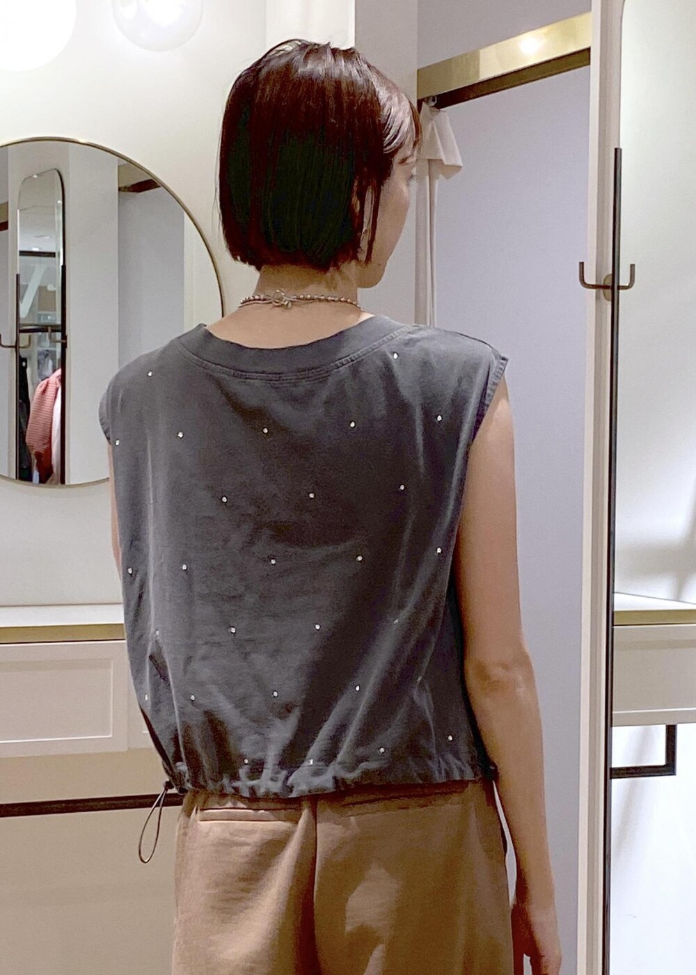 ブラック系のキャミソール、ブラック系のサンダル、ブラック系のショルダーバッグを着用したレディースの夏コーディネートの7枚目の写真