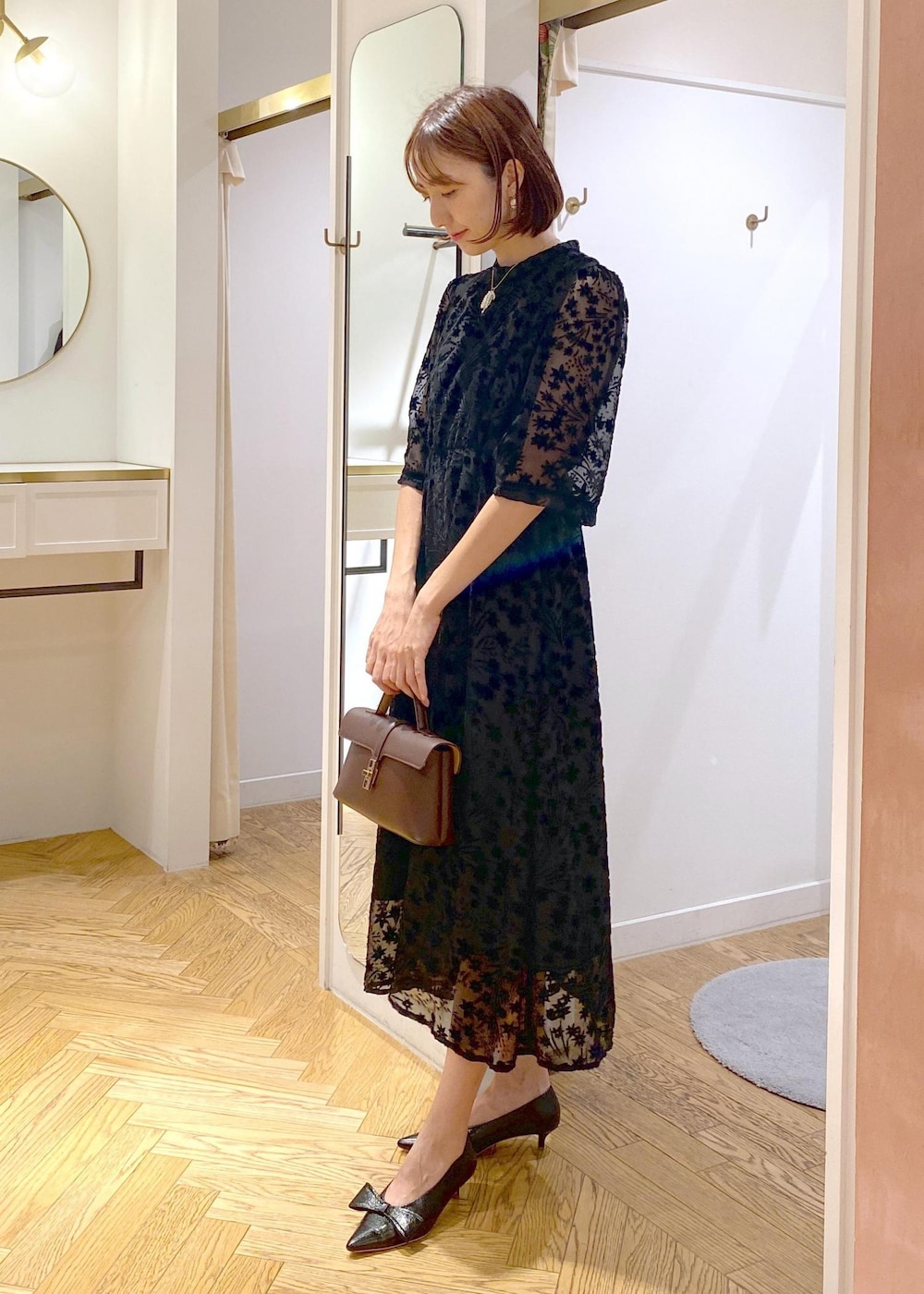 「ワンピースコーデ、お呼ばれ、結婚式、初秋コーデ、セレモニーコーデ、卒業式コーデ、卒園式コーデ、入学式コーデ、入園式コーデ、女子会コーデ、フェミニンコーデ、きれいめコーデ、VIS、ナチュラル、ブルべ夏」｜「VISのビジュー×淡水パールイヤリング（イヤリング、ゴールド系）」を使った、eric08さん（レディース・166cm）の秋コーディネートの2枚目の写真