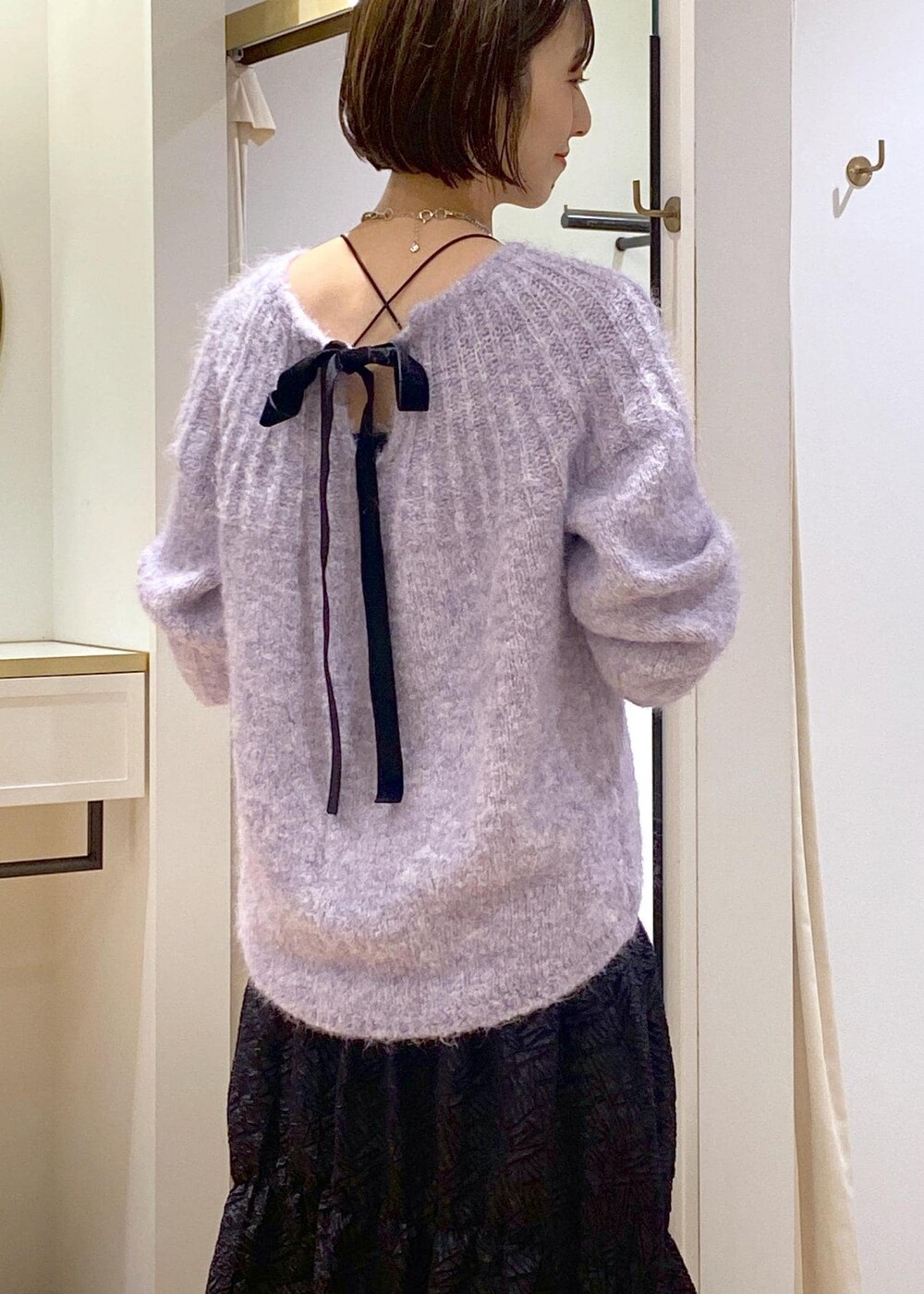 「大人シンプル、キレイめカジュアル、キレイめシンプル、カラーニット、ムートン、ムートンコート、羽織り、アウター、お出かけ、ニットコーデ、初冬コーデ、冬コーデ、デートコーデ、お出かけコーデ、旅行コーデ」｜「Juzeのタンクソールサイドニットブーツ（ブーツ、ホワイト系）」を使った、eric08さん（レディース・166cm）の冬コーディネートの9枚目の写真