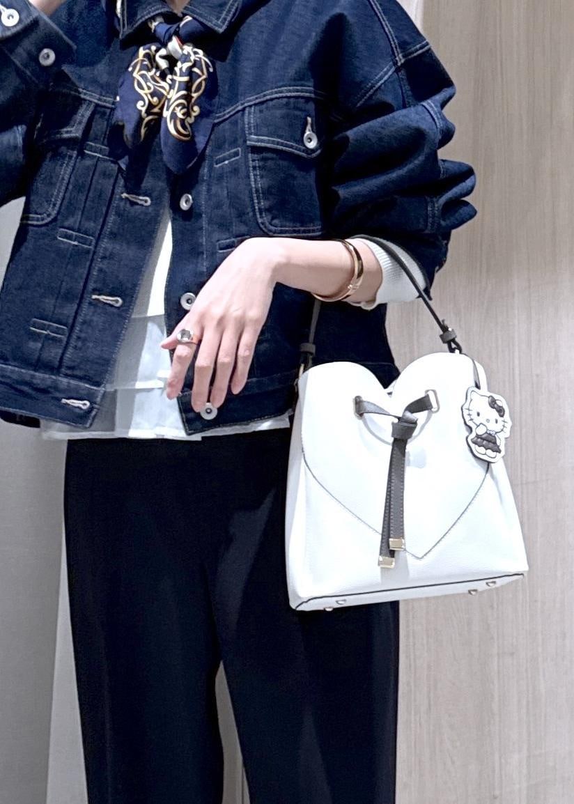 ブルー系のその他パンツ、ブルー系のデニムジャケット、ホワイト系のニット/セーターを着用したレディースの冬コーディネートの3枚目の写真