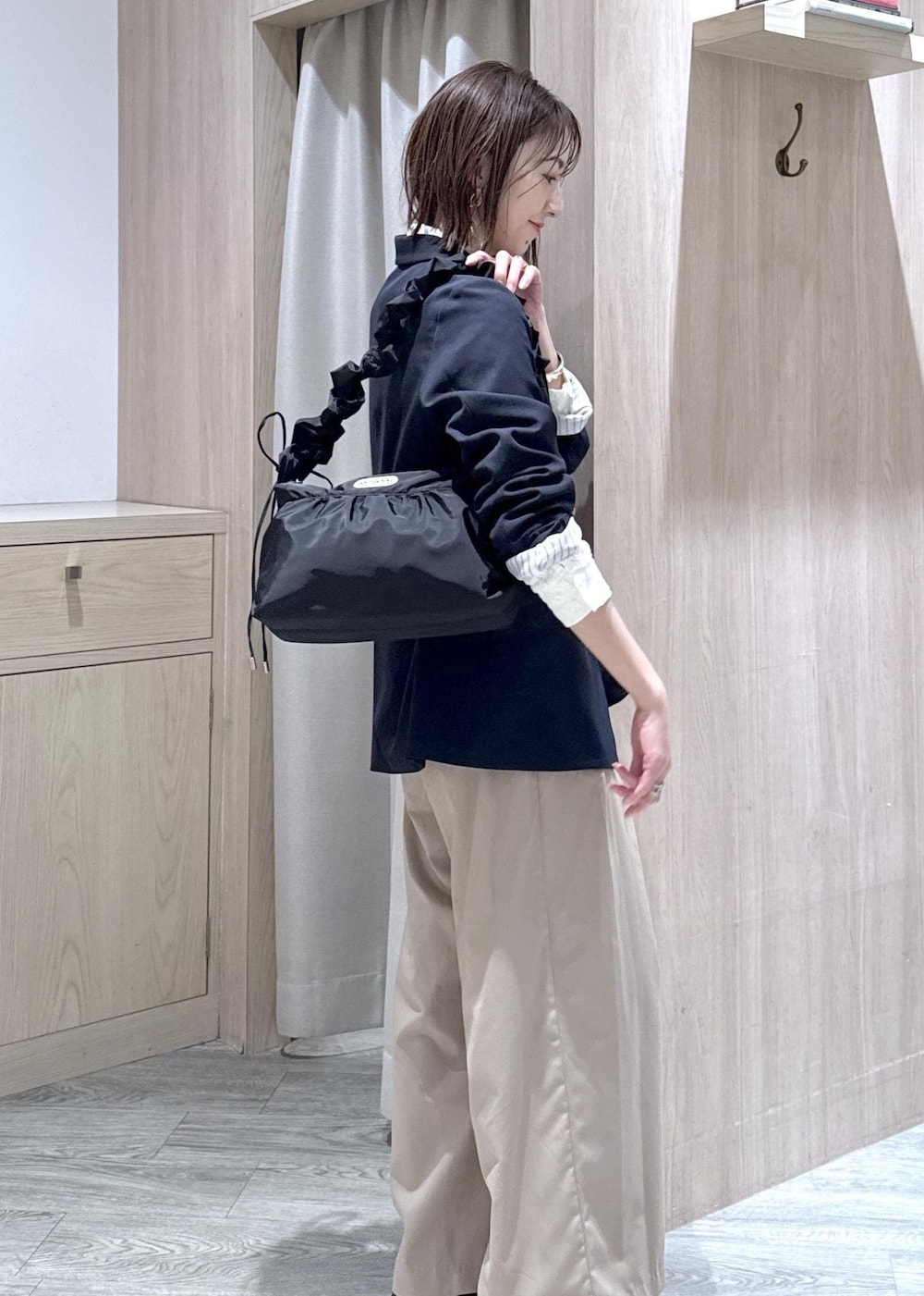 ブルー系のテーラードジャケット、ホワイト系のシャツ/ブラウス、ベージュ系のその他パンツを着用したレディースの冬コーディネートの6枚目の写真