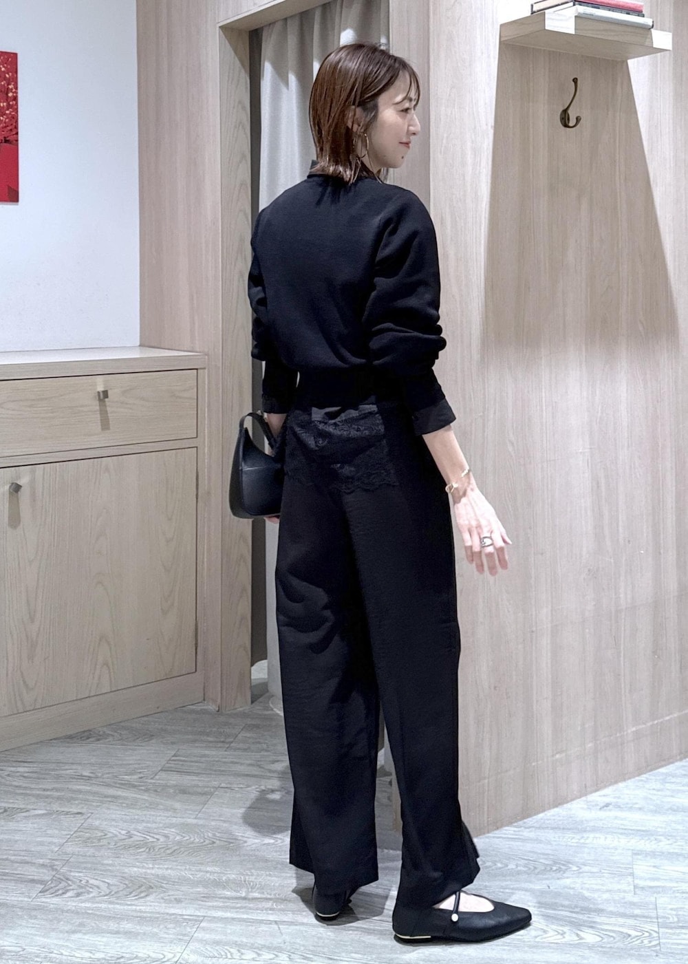 ブラック系のショルダーバッグ、ブラック系のパンプス、ブラック系のシャツ/ブラウスを着用したレディースの春コーディネートの2枚目の写真