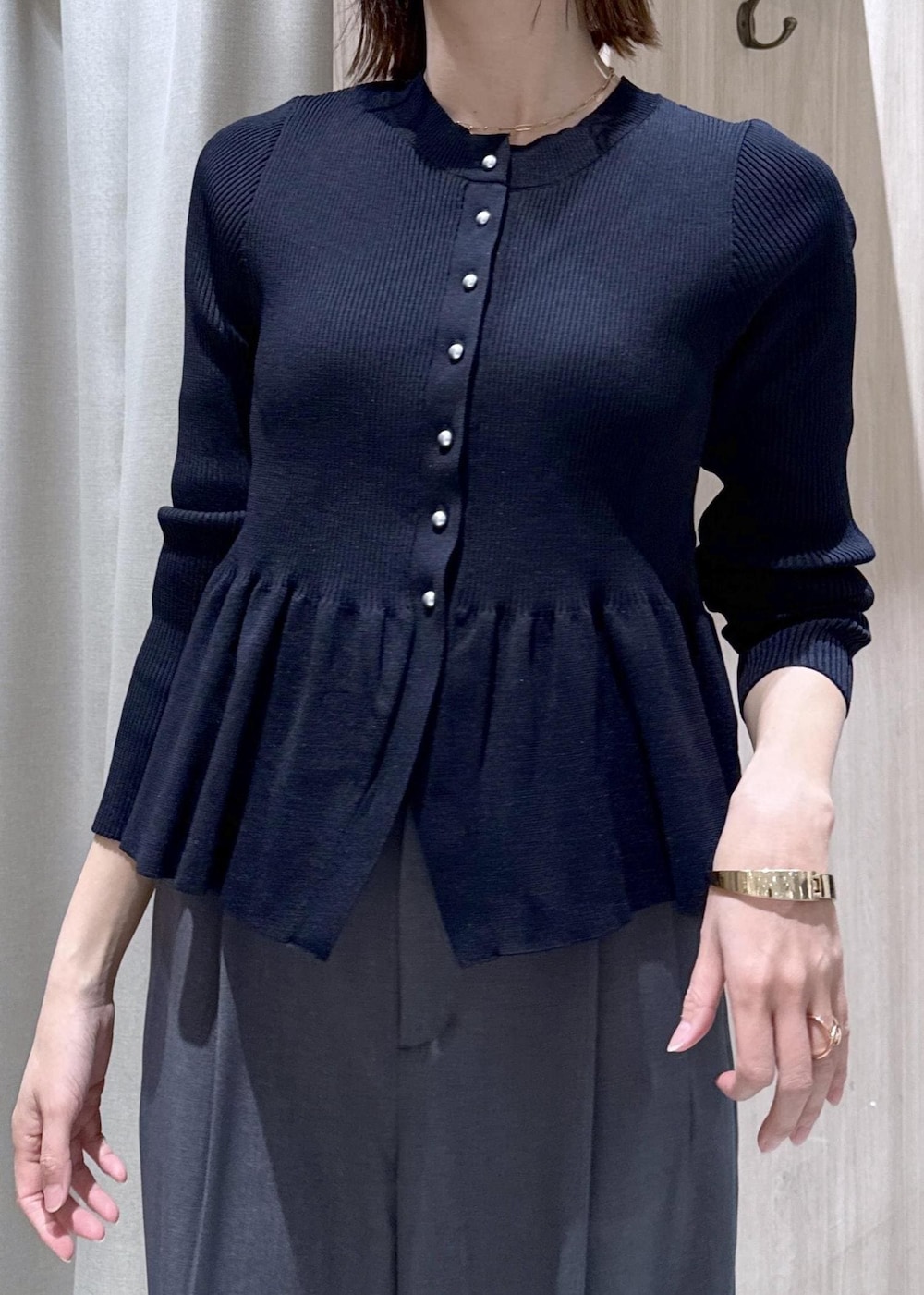 ブラック系のパンプス、グレー系のその他パンツ、ブルー系のカーディガン/ボレロを着用したレディースの冬コーディネートの5枚目の写真