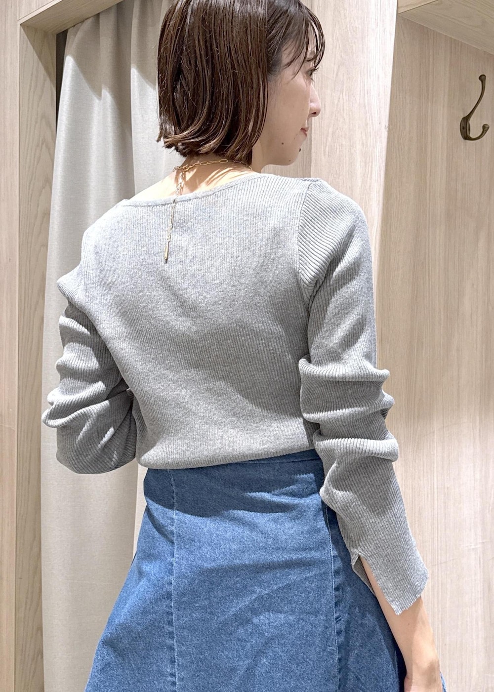 ブラック系のその他パンツ、ブラック系のパンプス、ブルー系のシャツ/ブラウスを着用したレディースの秋コーディネートの8枚目の写真