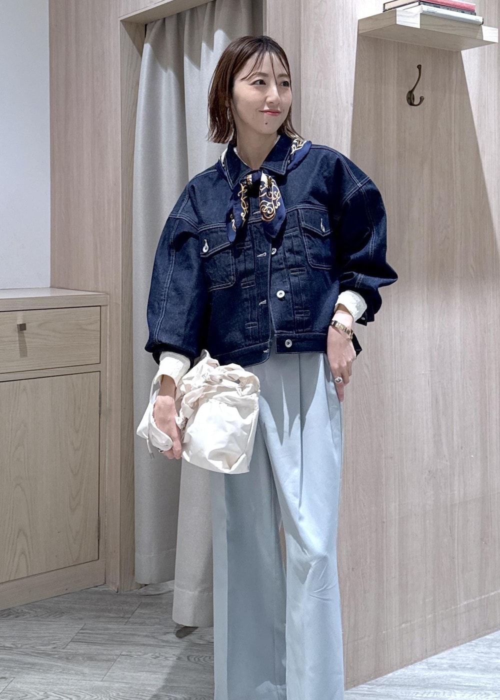 グリーン系のその他パンツ、ホワイト系のシャツ/ブラウス、ブルー系のデニムジャケットを着用したレディースの冬コーディネートの4枚目の写真