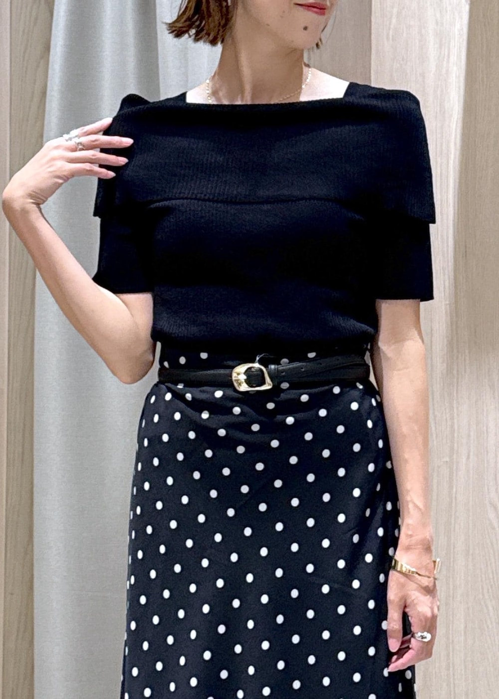 ベージュ系のショルダーバッグ、ブラック系のサンダル、ブラック系のスカートを着用したレディースの夏コーディネートの8枚目の写真