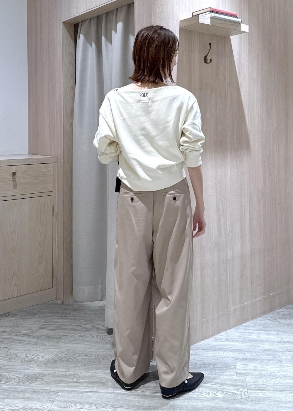 ブラック系のパンプス、ブラック系のトートバッグ、ベージュ系のその他パンツを着用したレディースの冬コーディネートの6枚目の写真