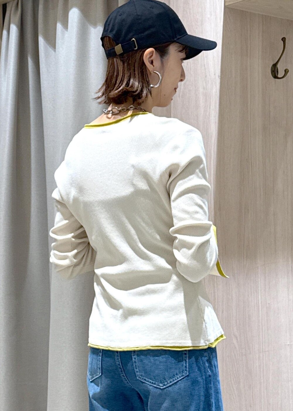 ブラック系のキャミソール、シルバー系のショルダーバッグ、ブラック系のパンプスを着用したレディースの秋コーディネートの8枚目の写真