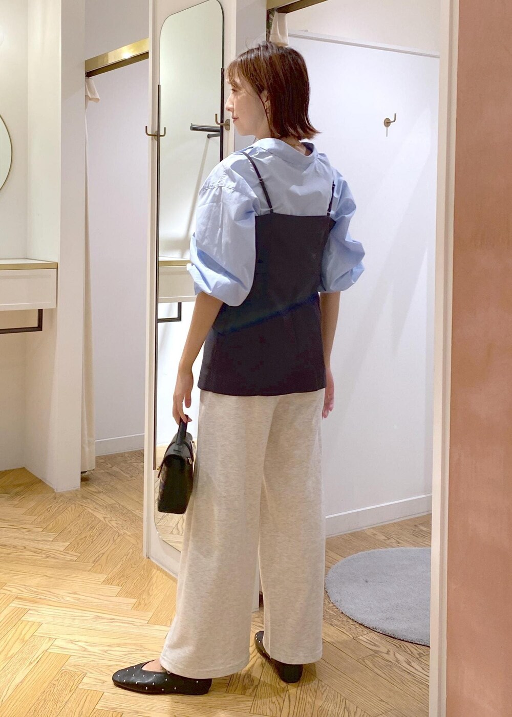 ホワイト系のその他パンツ、ブルー系のシャツ/ブラウス、その他のショルダーバッグを着用したレディースの秋コーディネートの2枚目の写真