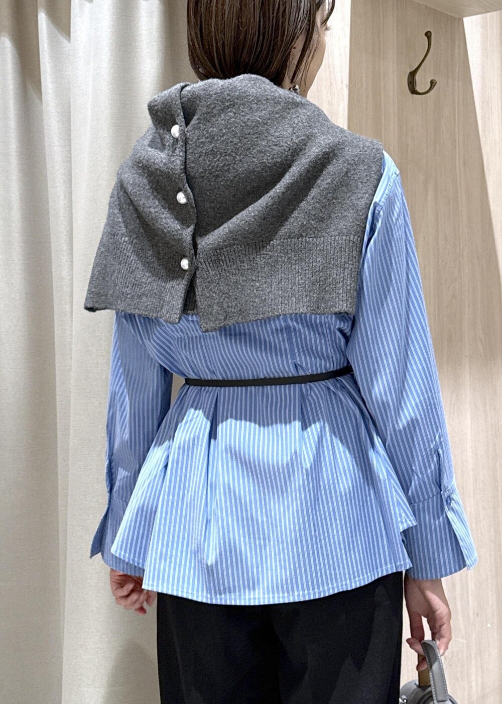 グレー系のショルダーバッグ、ブラック系のスラックス、グレー系のカーディガン/ボレロを着用したレディースの秋コーディネートの9枚目の写真