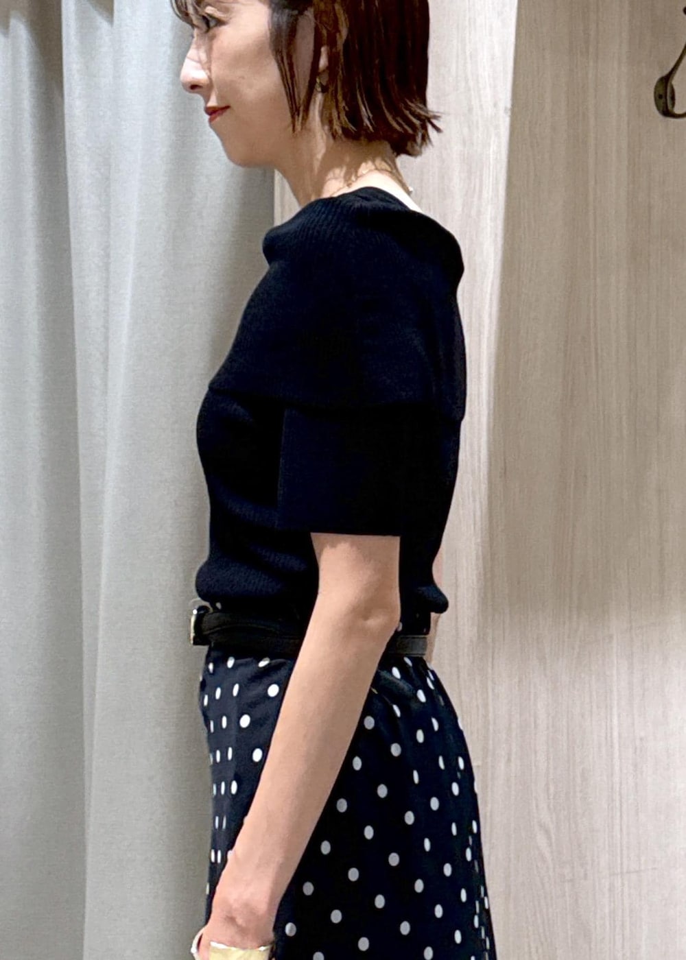 ベージュ系のショルダーバッグ、ブラック系のサンダル、ブラック系のスカートを着用したレディースの夏コーディネートの9枚目の写真