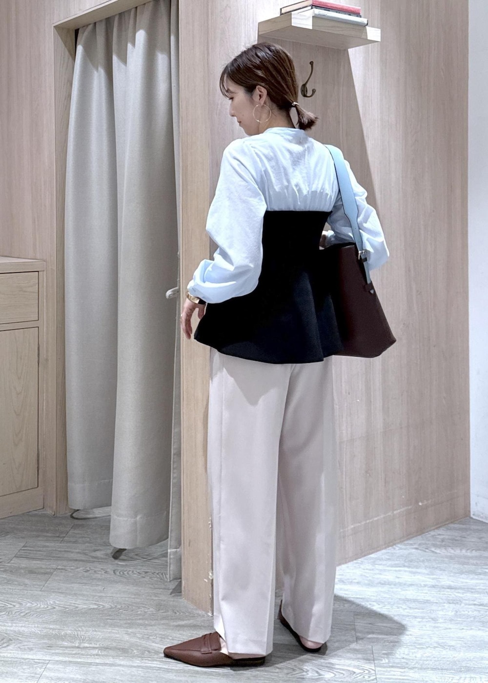 ブラウン系のトートバッグ、ベージュ系のその他パンツ、ブラック系のシャツ/ブラウスを着用したレディースの春コーディネートの5枚目の写真