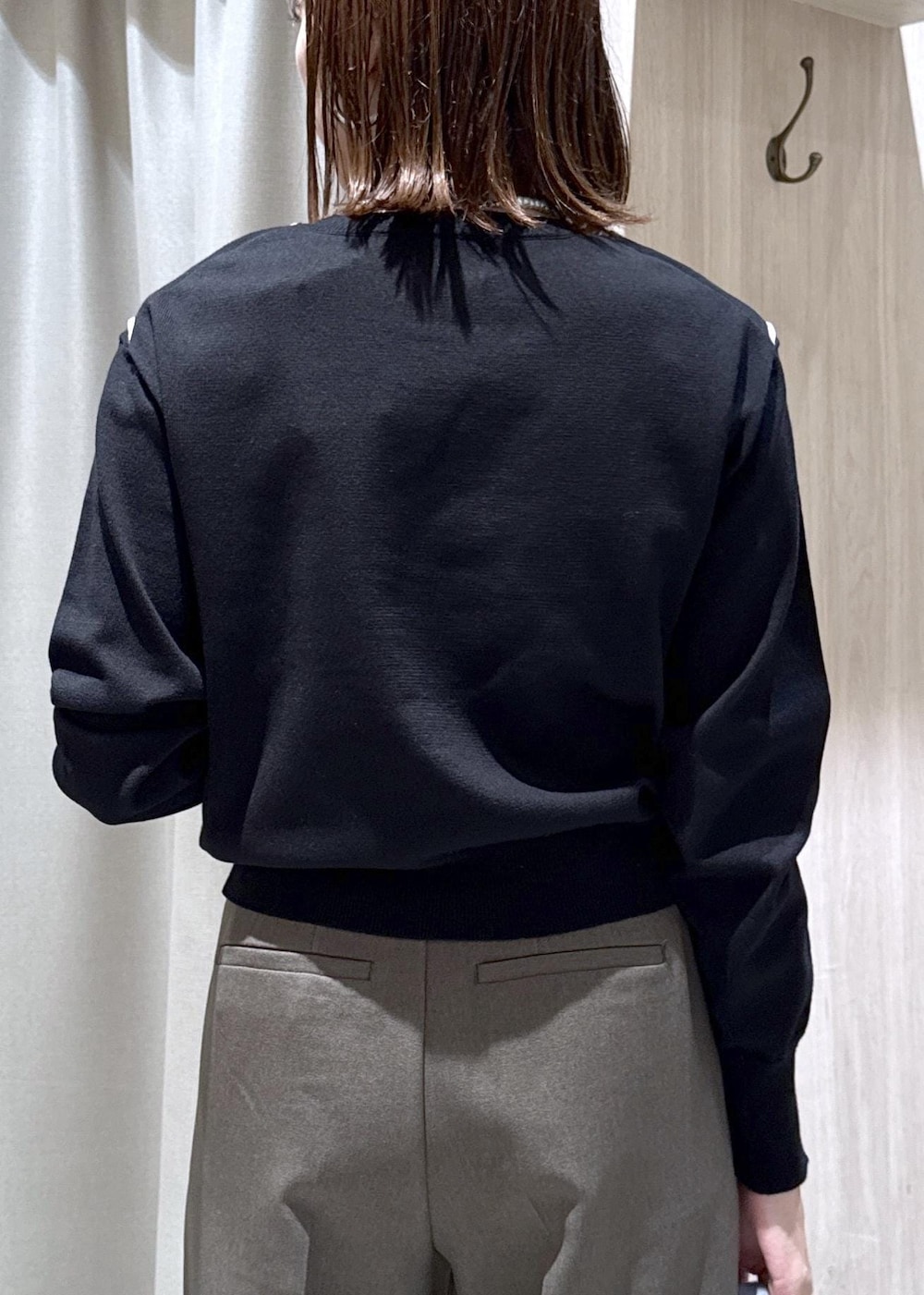 グリーン系のその他パンツ、ブラック系のパンプス、ブルー系のショルダーバッグを着用したレディースの秋コーディネートの9枚目の写真