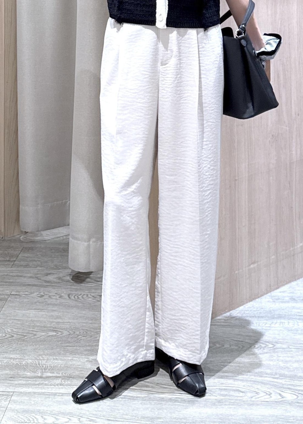 ホワイト系のその他パンツ、ブラック系のパンプス、ブラック系のベストを着用したレディースの夏コーディネートの5枚目の写真