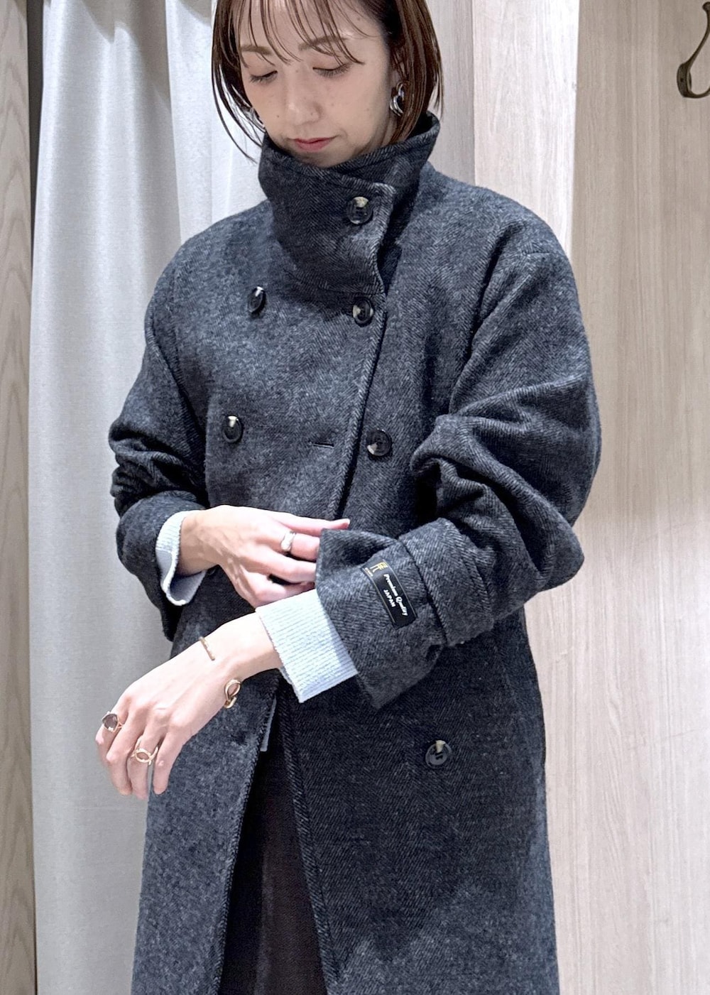 ホワイト系のショルダーバッグ、ブルー系のカーディガン/ボレロ、グレー系のその他アウターを着用したレディースの秋コーディネートの6枚目の写真