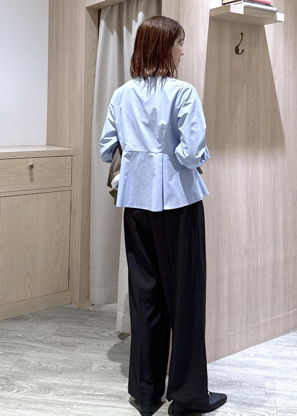 ブラック系のその他パンツ、ブラック系のパンプス、グリーン系のテーラードジャケットを着用したレディースの秋コーディネートの2枚目の写真