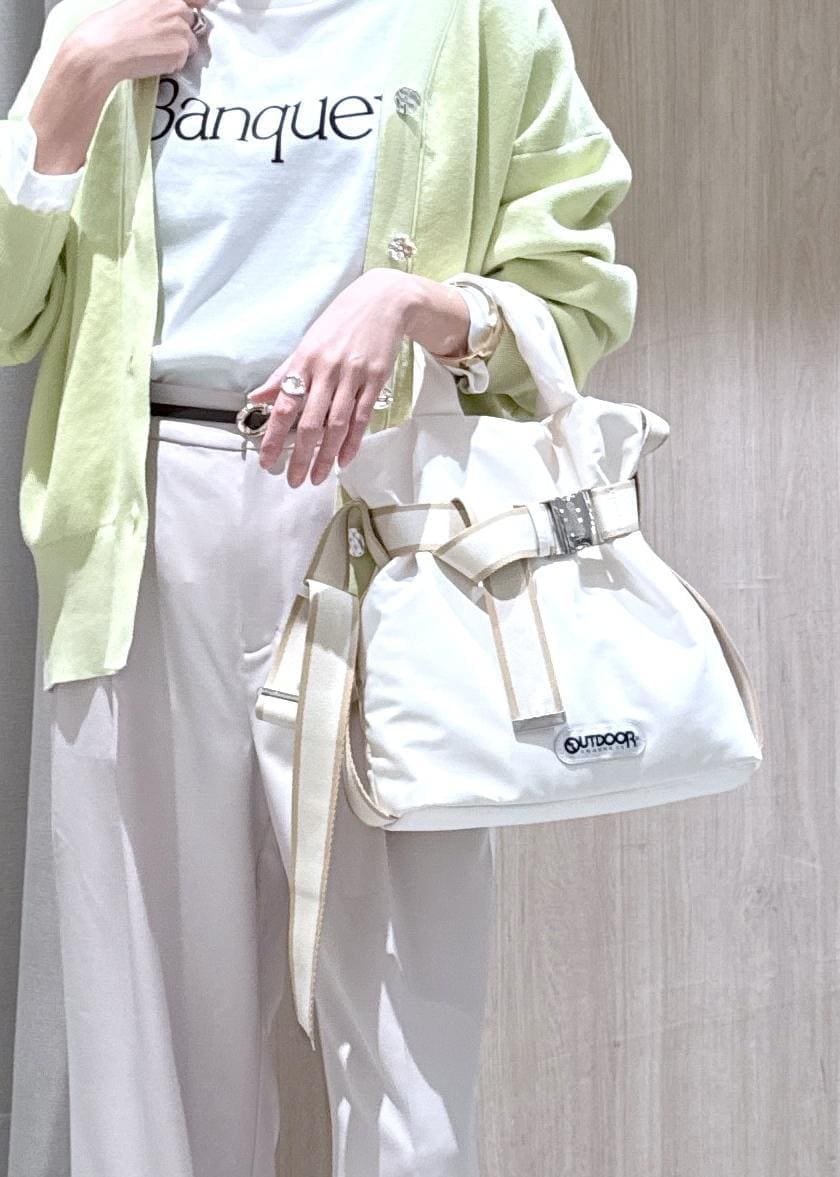 ホワイト系のTシャツ/カットソー、ベージュ系のその他パンツ、グリーン系のカーディガン/ボレロを着用したレディースの冬コーディネートの6枚目の写真