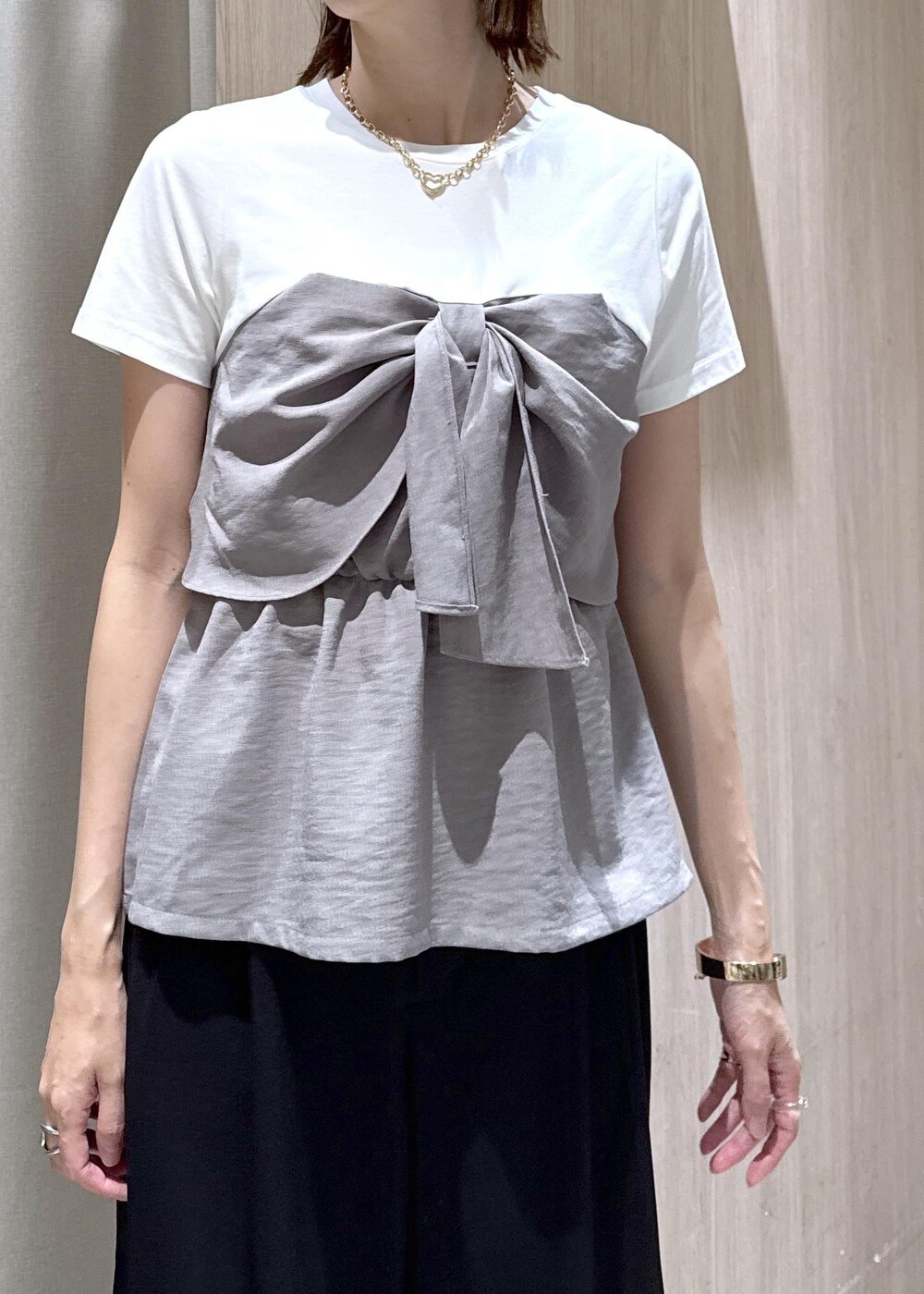グレー系のTシャツ/カットソー、ブラック系のショルダーバッグ、ブラック系のその他パンツを着用したレディースの夏コーディネートの6枚目の写真
