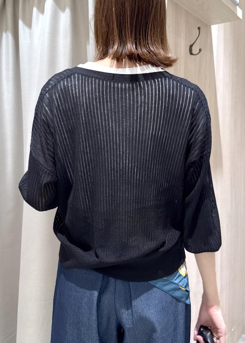 ブラック系のショルダーバッグ、ホワイト系のTシャツ/カットソー、ブラック系のパンプスを着用したレディースの夏コーディネートの9枚目の写真