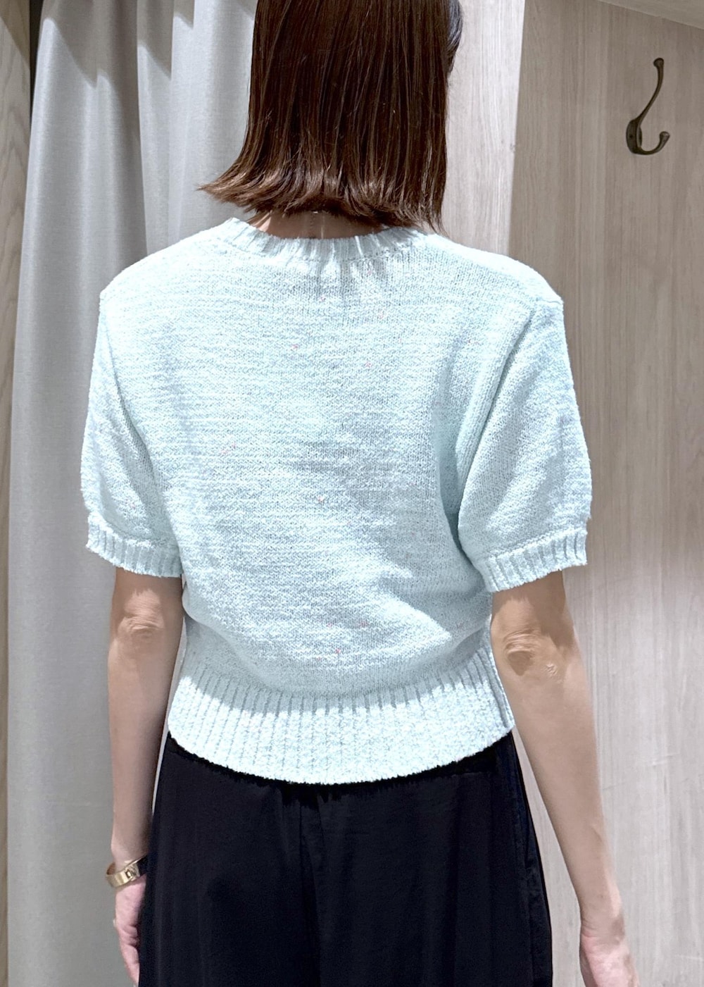 ブラック系のトートバッグ、ブラック系のその他パンツ、グリーン系のニット/セーターを着用したレディースの夏コーディネートの8枚目の写真