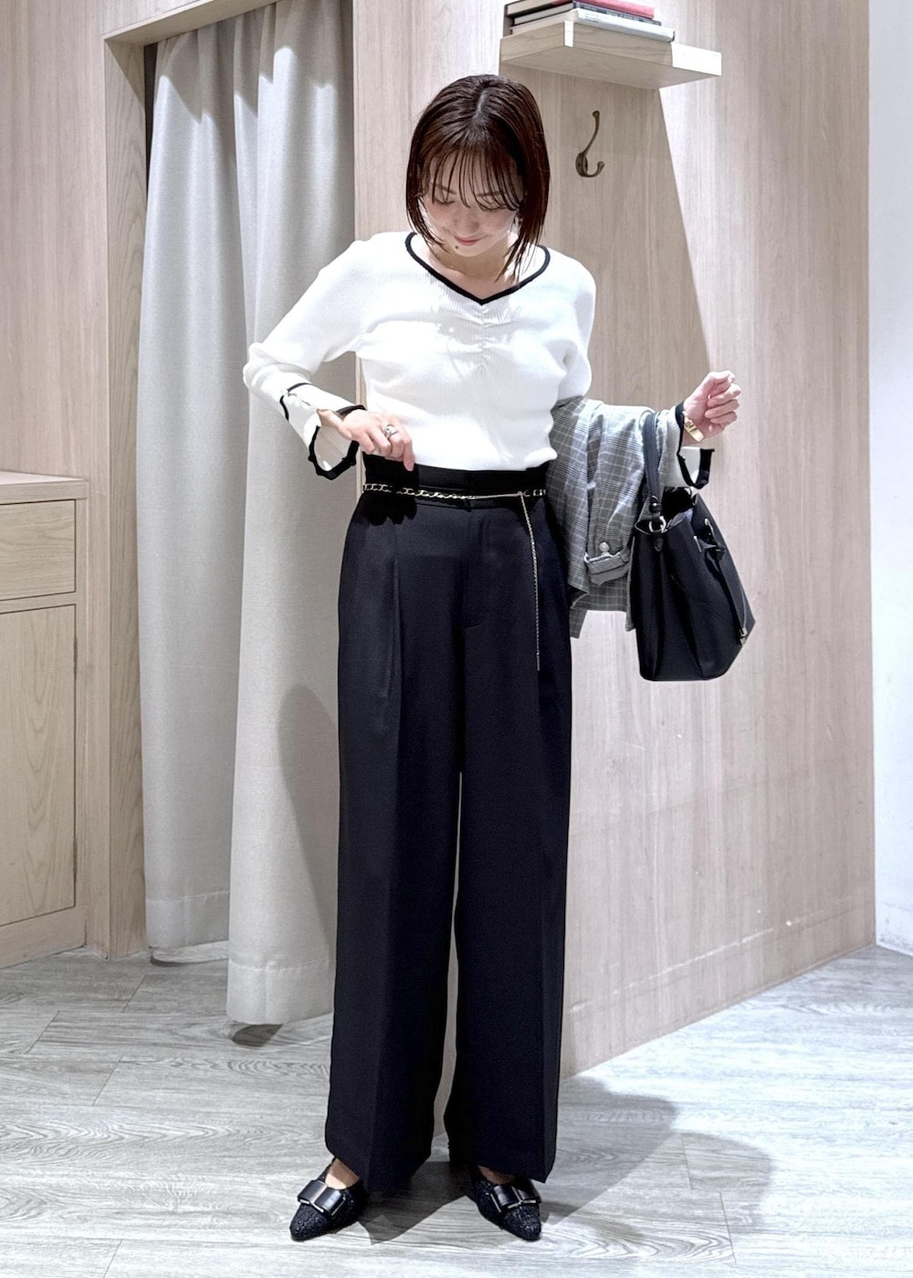 ブラック系のショルダーバッグ、ブラック系のその他パンツ、グレー系のテーラードジャケットを着用したレディースの秋コーディネートの3枚目の写真