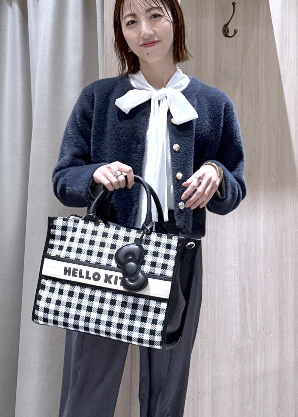 ブルー系のカーディガン/ボレロ、グレー系のその他パンツ、ホワイト系のシャツ/ブラウスを着用したレディースの冬コーディネートの5枚目の写真