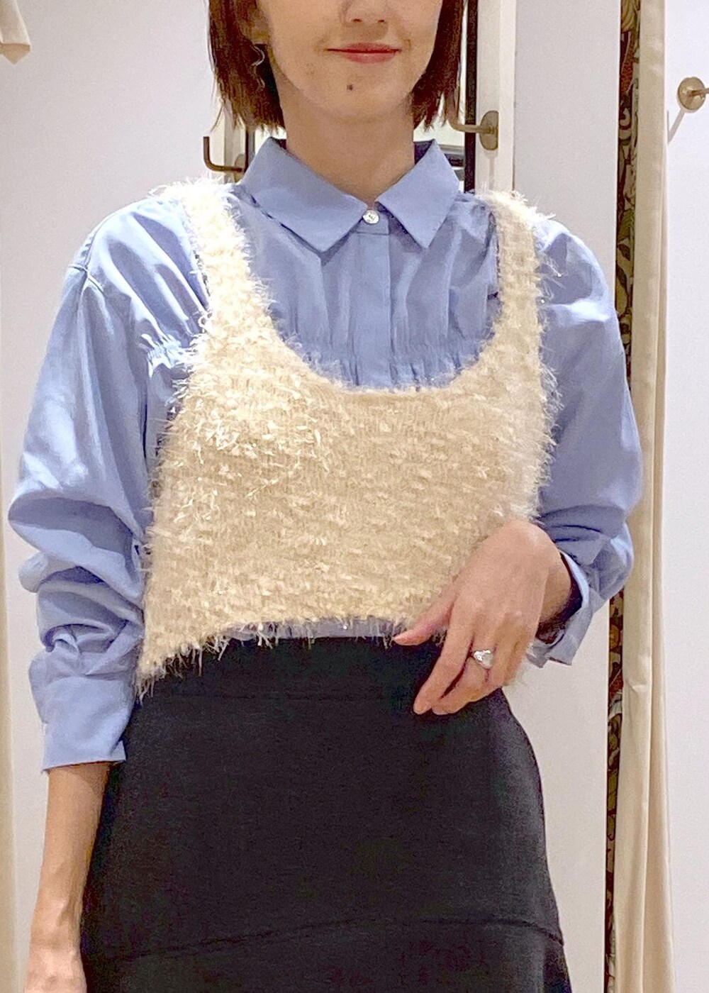 グレー系のスカート、ホワイト系のキャミソール、ブルー系のシャツ/ブラウスを着用したレディースの秋コーディネートの7枚目の写真