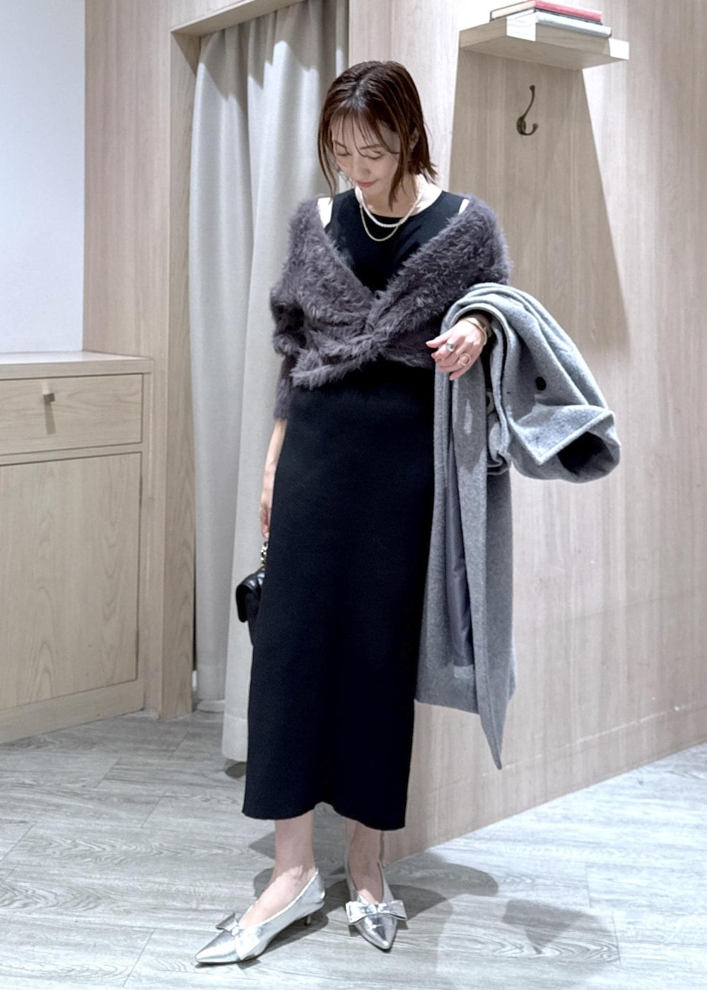 シルバー系のパンプス、グレー系のその他アウター、グレー系のワンピースを着用したレディースの冬コーディネートの4枚目の写真